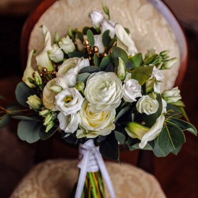 Букет невесты из белых роз, ранункулюсов и калл