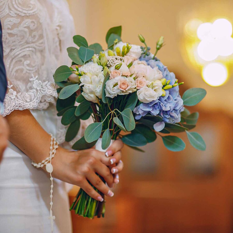 Букет невесты из голубой гортензии, пионов и эустом