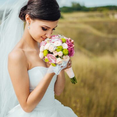 Букет невесты из кустовых роз и эустом