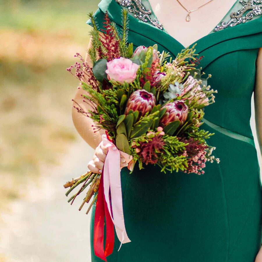 Букет невесты из протеи, роз и зелени