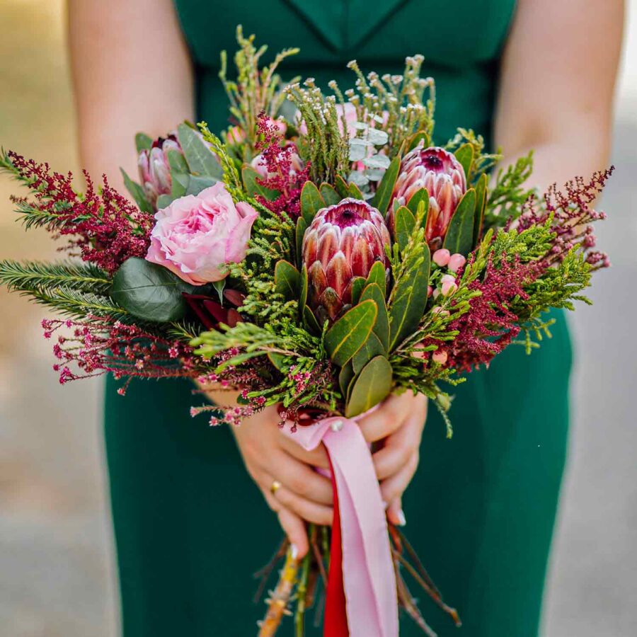 Букет невесты из протеи, роз и зелени