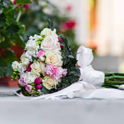 Букет невесты из роз, гвоздик и фрезии