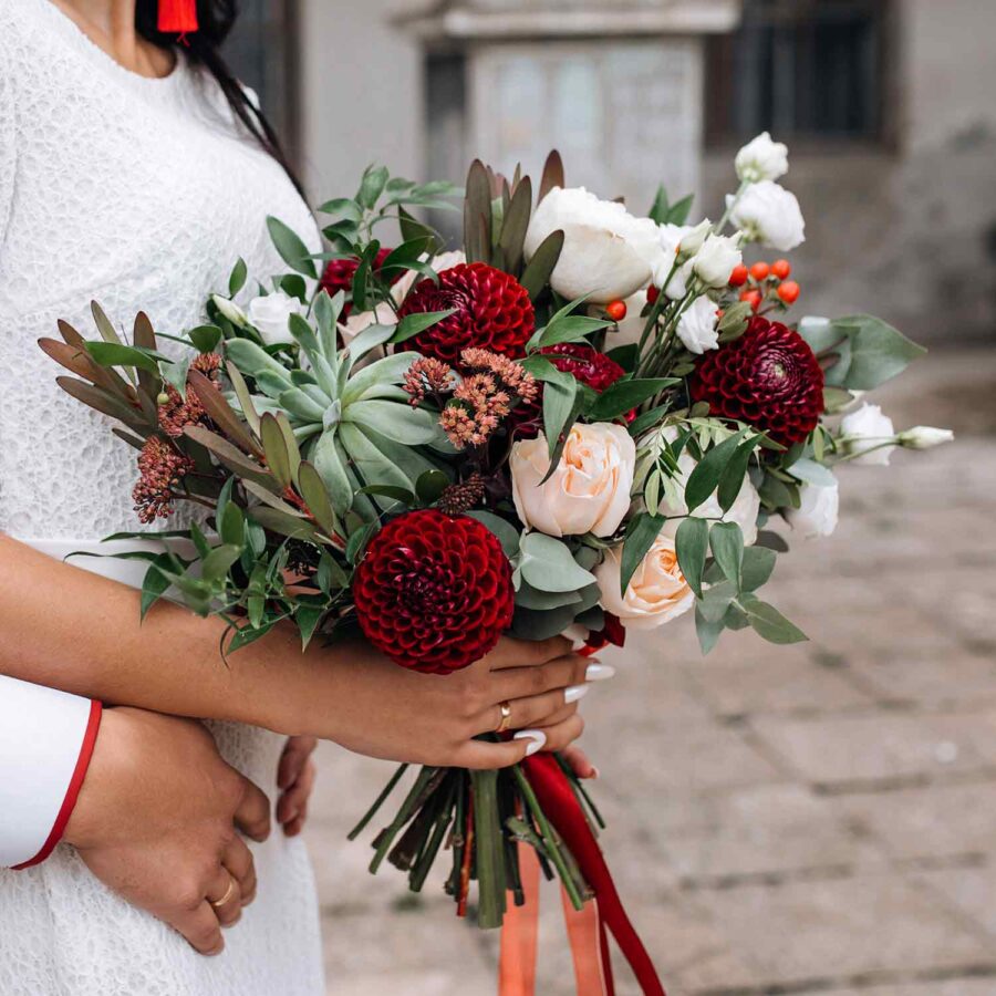 Букет невесты из роз, эустом и красных хризантем