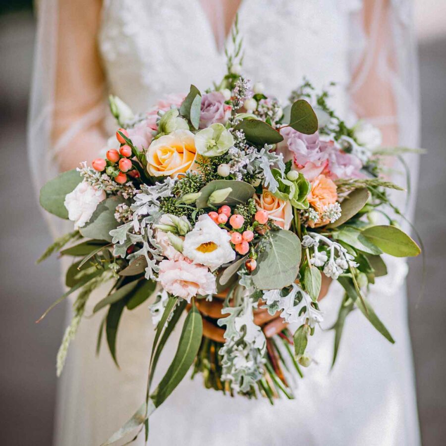 Букет невесты из роз, зелени и гиперикума