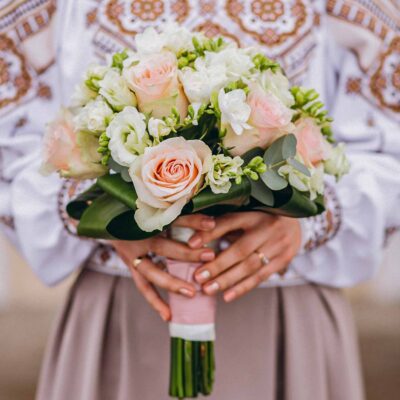 Букет невесты из кремовых роз и фрезии