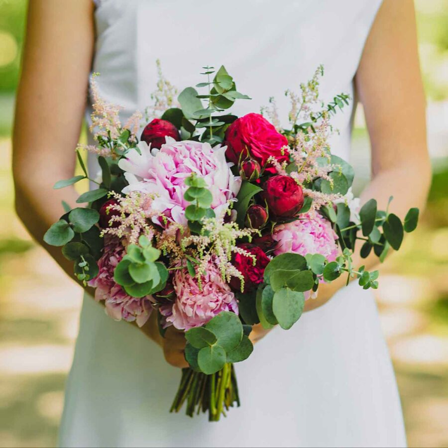 Букет невесты из пионов и пионовидных кустовых роз