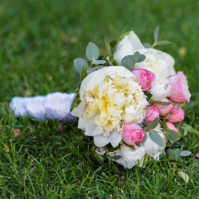 Букет невесты из 3 пионов и кустовых роз