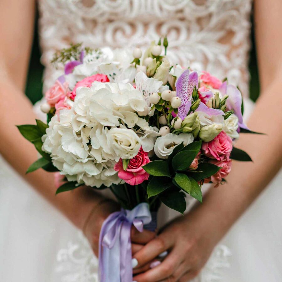 Букет невесты из белой гортензии, орхидей и альстромерий