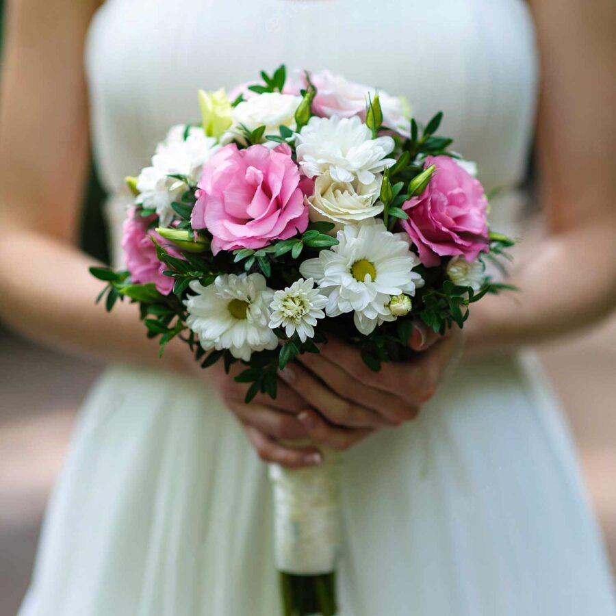 Букет невесты из белых хризантем, роз и эустом