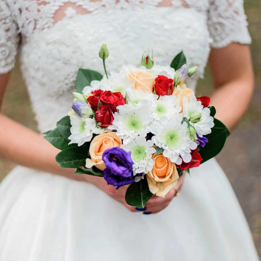 Букет невесты из белых хризантем, роз и лизиантуса