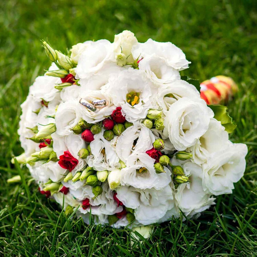 Букет невесты из белых эустом и кустовых роз