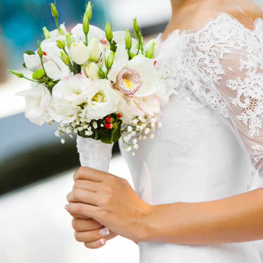 Букет невесты из белых эустом и орхидей