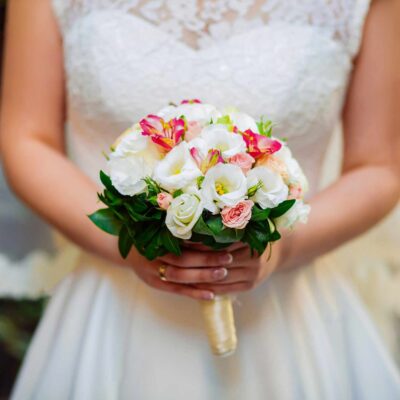 Букет невесты из белых эустом, кустовых роз и альстромерий