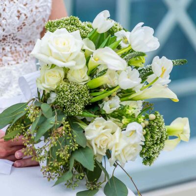 Букет невесты из белых калл, тюльпанов и роз