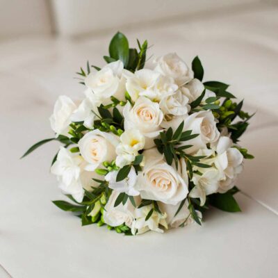 Букет невесты из белых роз, фрезии и зелени