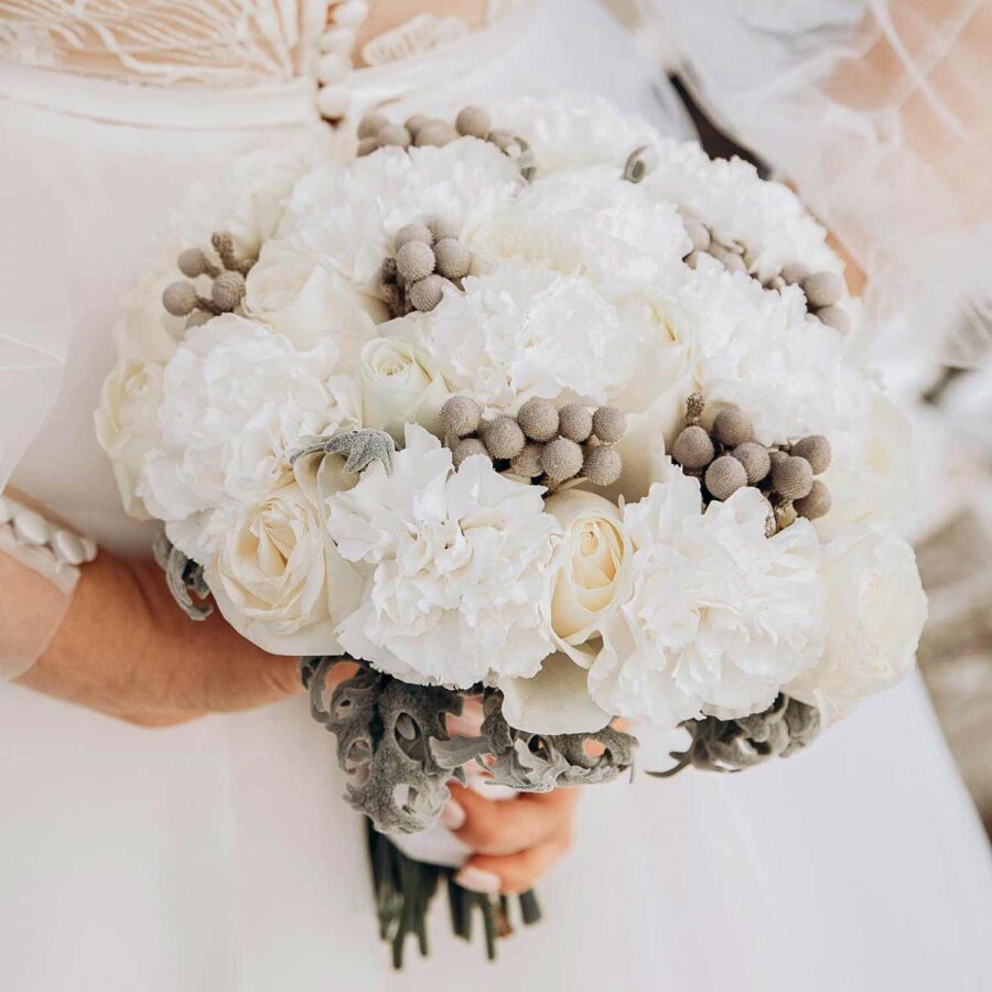 Букет невесты из белых роз, гвоздики и брунии