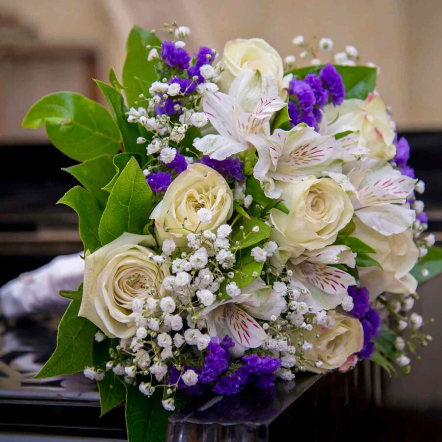 Букет невесты из белых роз и альстромерий
