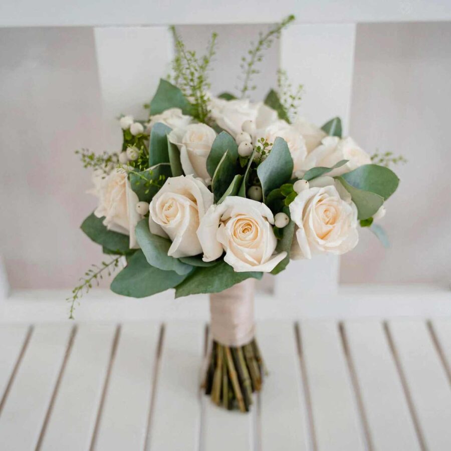 Букет невесты из белых роз, эвкалипта и гиперикума