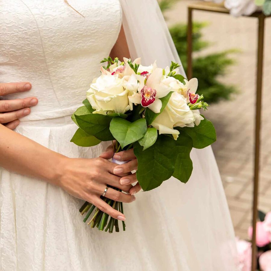 Букет невесты из белых роз, орхидей и фрезии