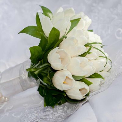 Букет невесты из белых тюльпанов и зелени