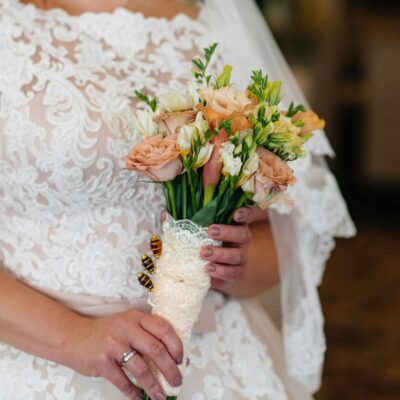 Букет невесты из бежевых роз, калл и фрезии