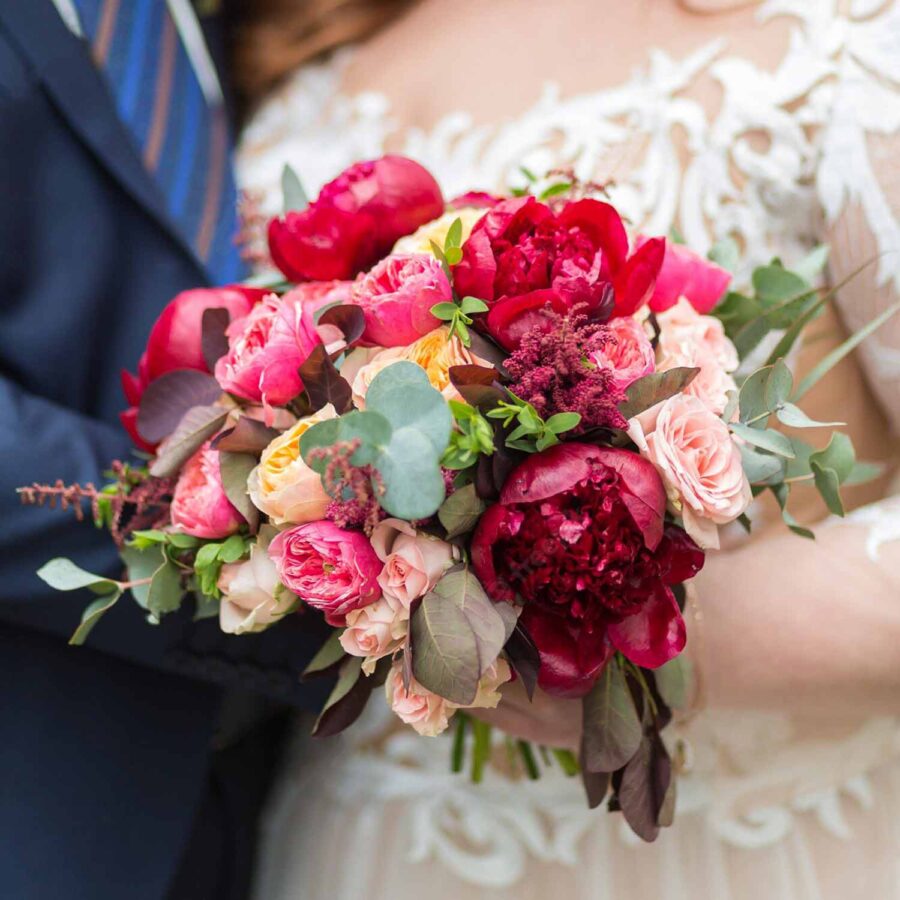 Букет невесты из бордовых пионов и роз