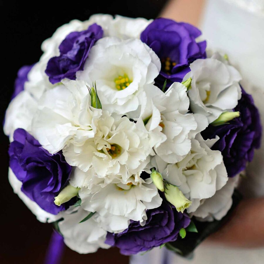 Букет невесты из былых и фиолетовых эустом