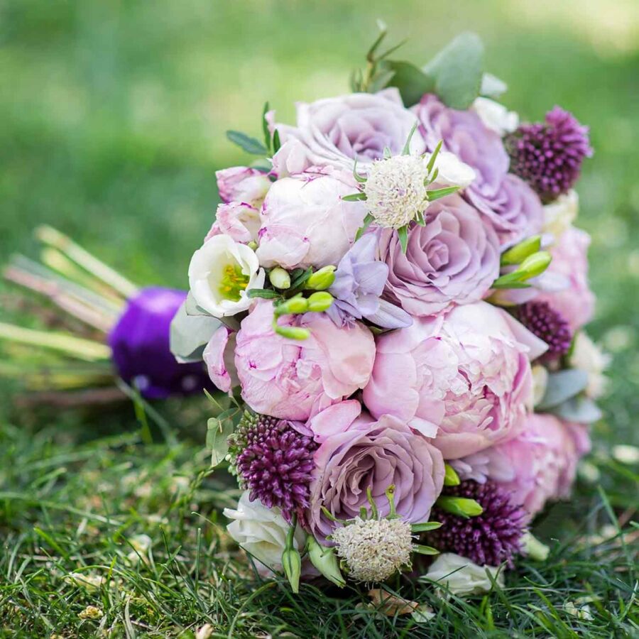 Букет невесты из фиолетовых роз и пионов