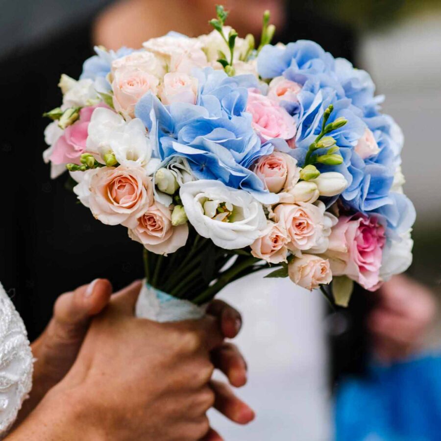Букет невесты из голубой гортензии, кустовых роз и фрезии