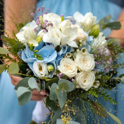 Букет невесты из голубой гортензии, роз и фрезии