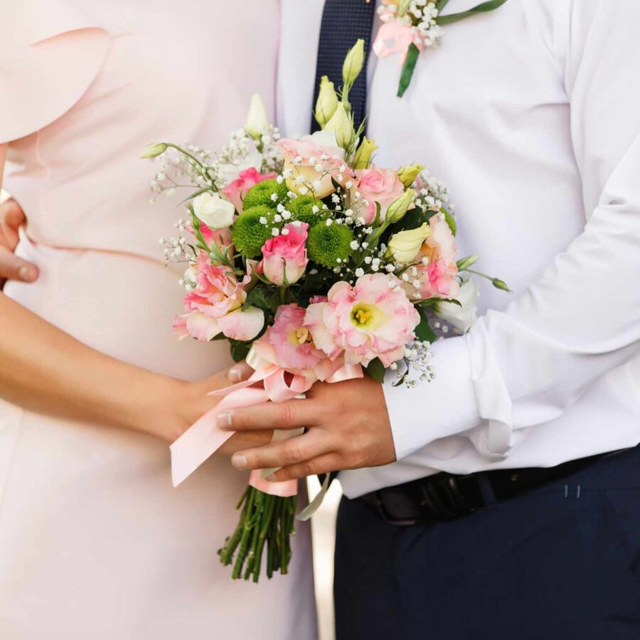 Букет невесты из эустом, хризантем и розы Джумилия