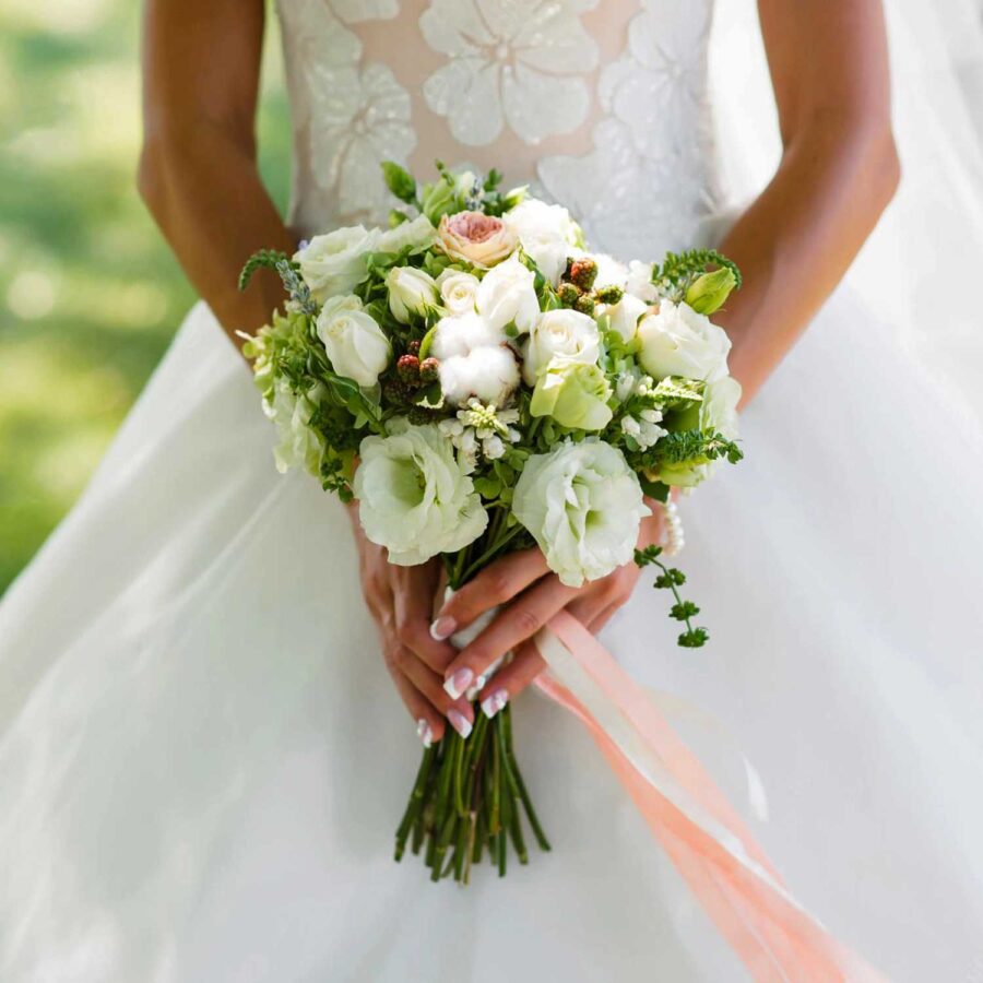 Букет невесты из эустом и 1 пионовидной розы