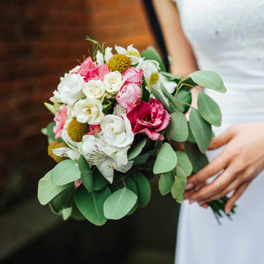 Букет невесты из эустом, роз и краспедии