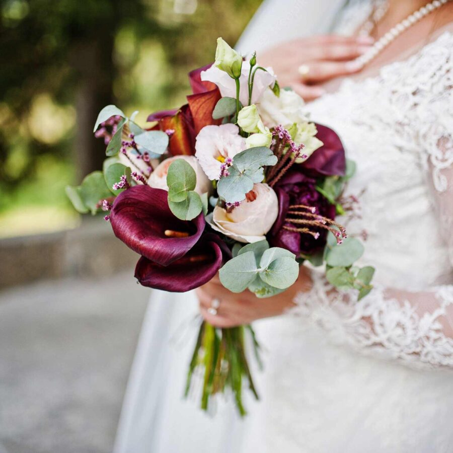 Букет невесты из калл, эустом и пионовидных роз