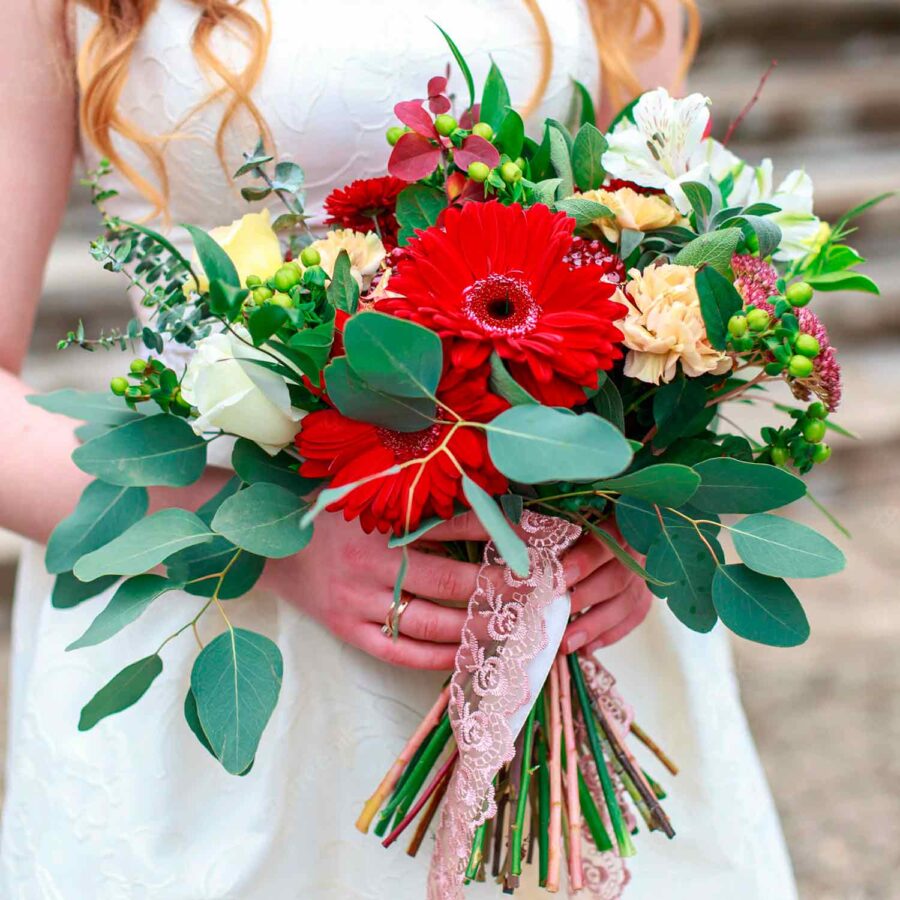 Букет невесты из красных гербер и гвоздик