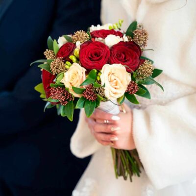 Букет невесты из красных и кремовых роз