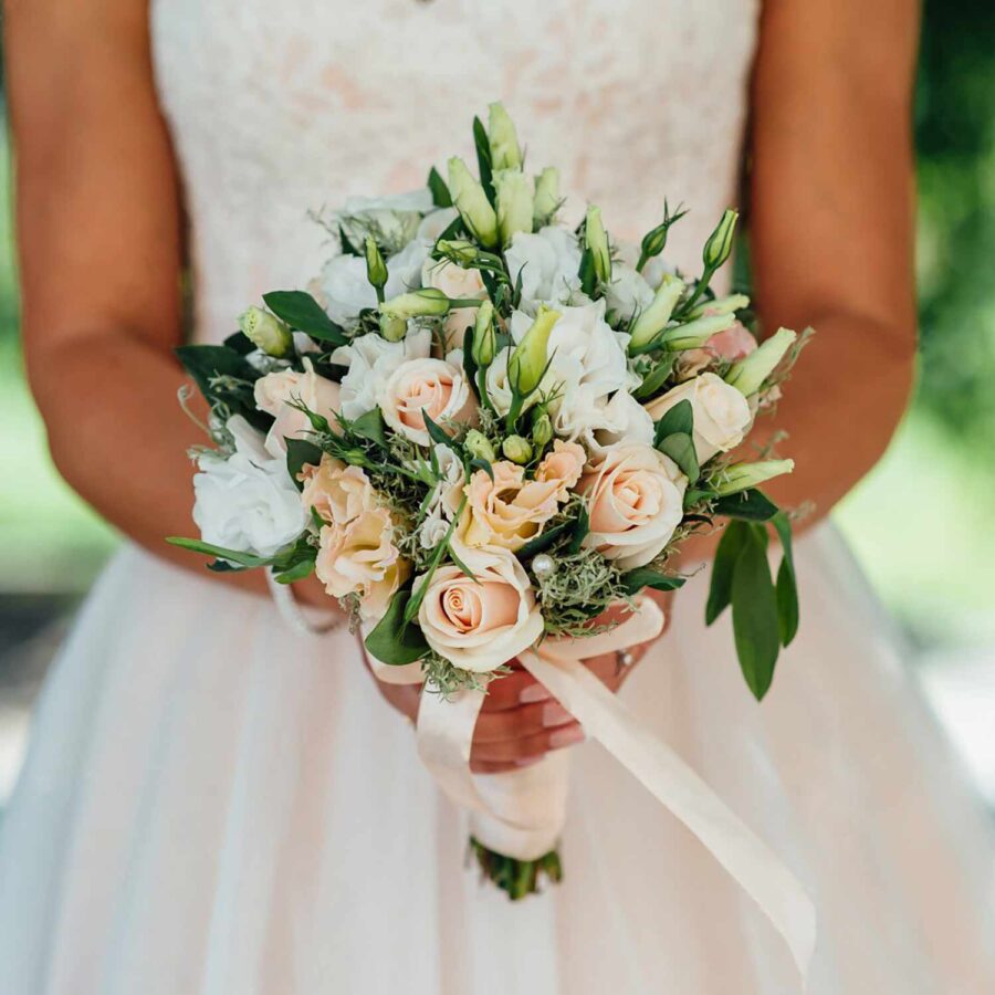 Букет невесты из кремовых роз и эустом