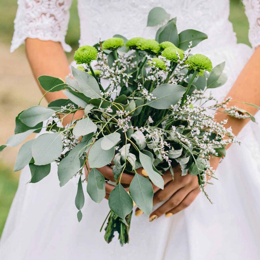 Букет невесты из кустовых хризантем и зелени