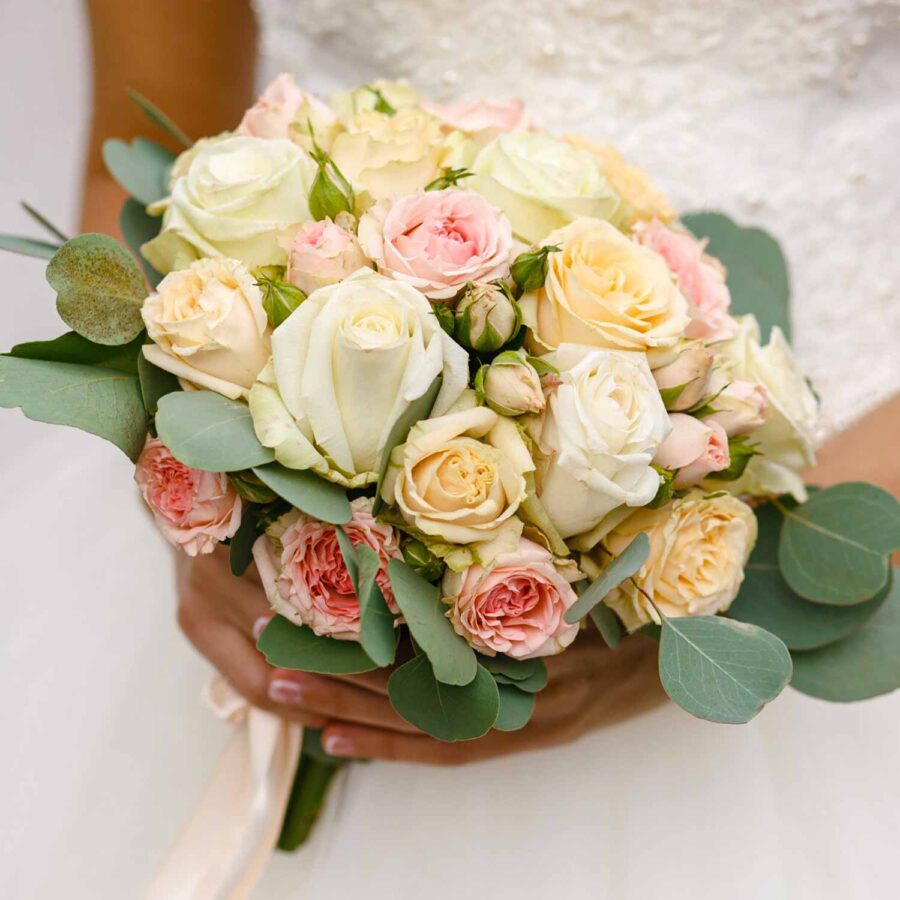 Букет невесты из кустовых и эквадорский роз