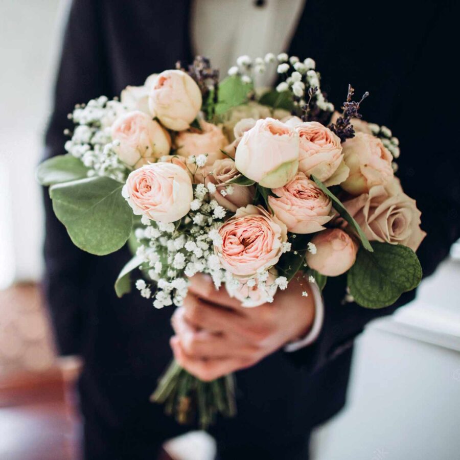Букет невесты из кустовых пионовидных роз и гипсофилы