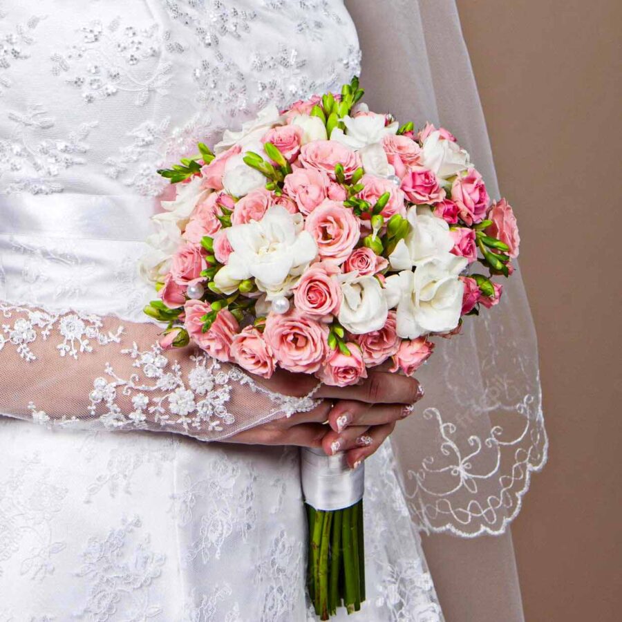 Букет невесты из кустовых роз, фрезии и декора