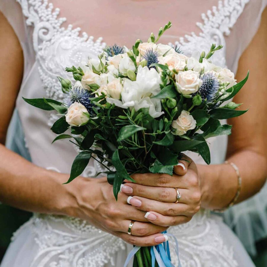 Букет невесты из кустовых роз, фрезии и эрингиум