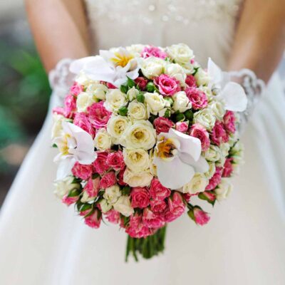Букет невесты из кустовых роз и белых орхидей