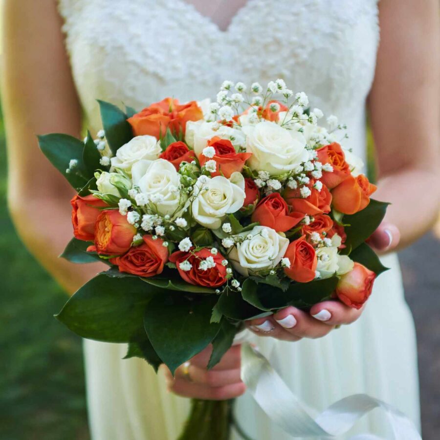 Букет невесты из кустовых роз и гипсофилы