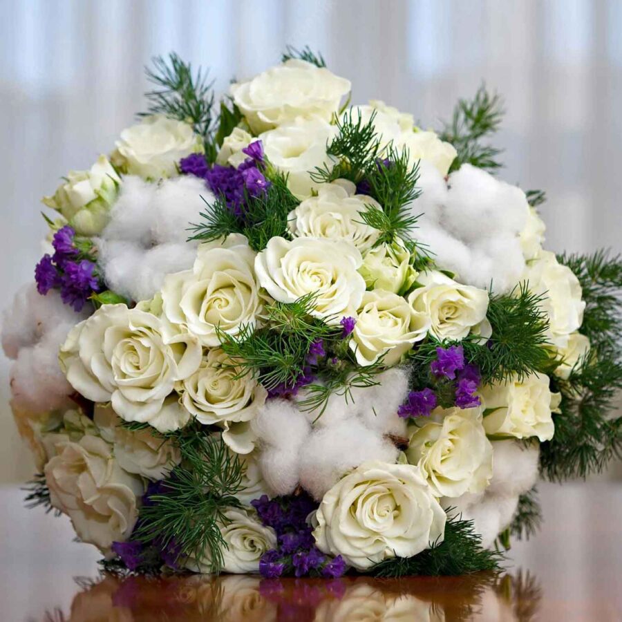 Букет невесты из кустовых роз и хлопка