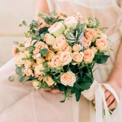 Букет невесты из кустовых роз и маттиолы