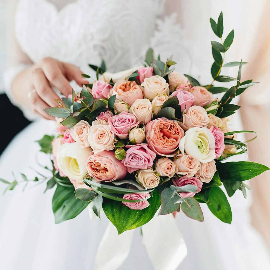 Букет невесты из кустовых роз и ранункулюсов