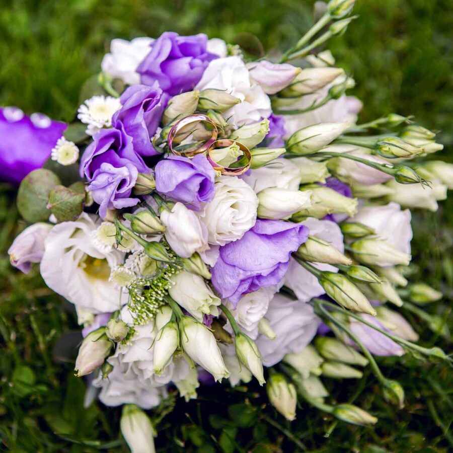 Букет невесты из лизиантуса и кустовых хризантем