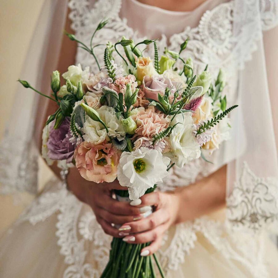 Букет невесты из лизиантуса, роз и зелени