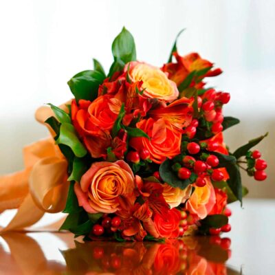 Букет невесты из оранжевых роз, альстромерий и гиперикума